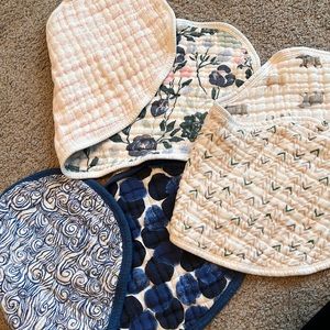 Burp Cloths \ Bibs